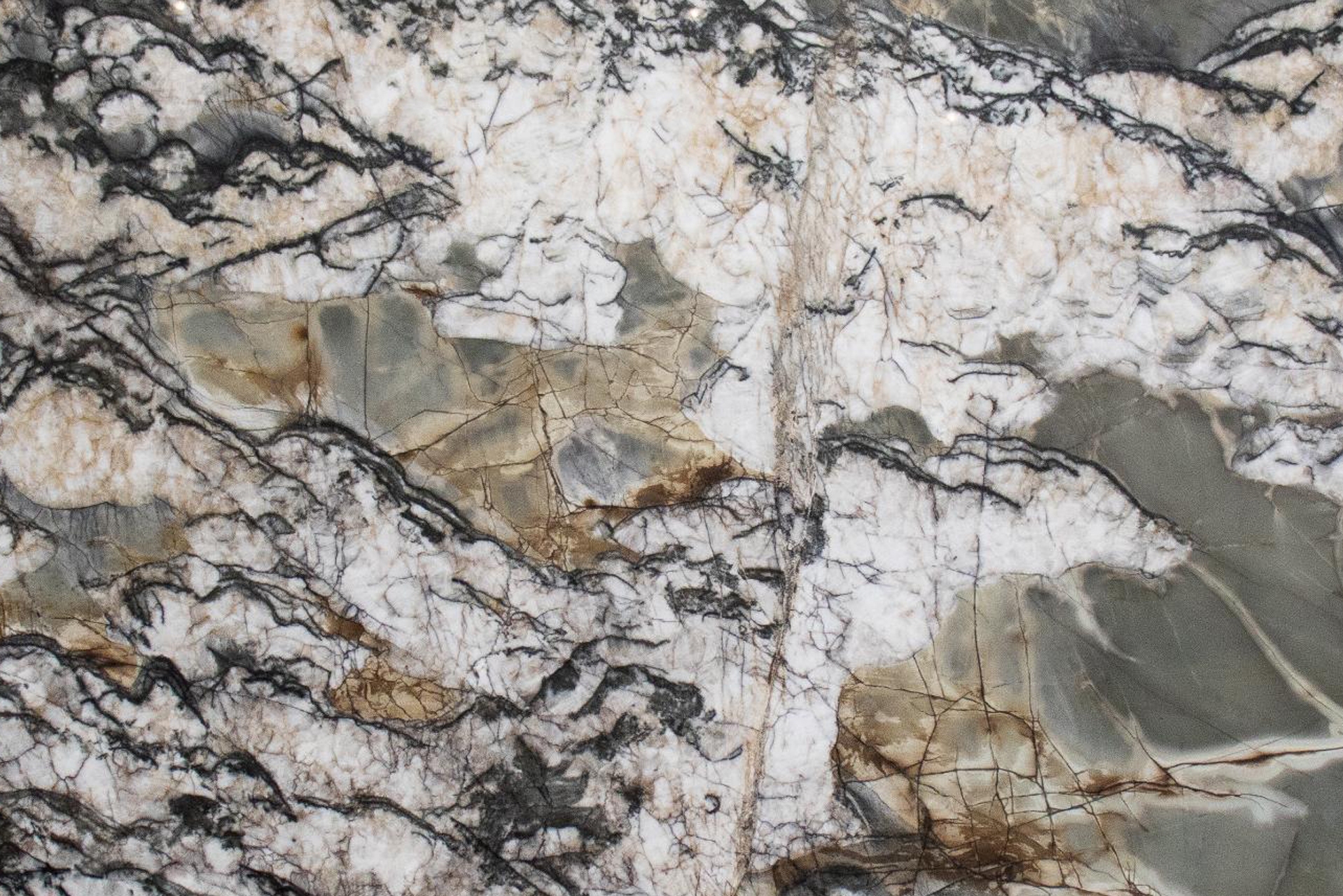 Pedras ornamentais extraídas com precisão e sustentabilidade, prontas para exportação.