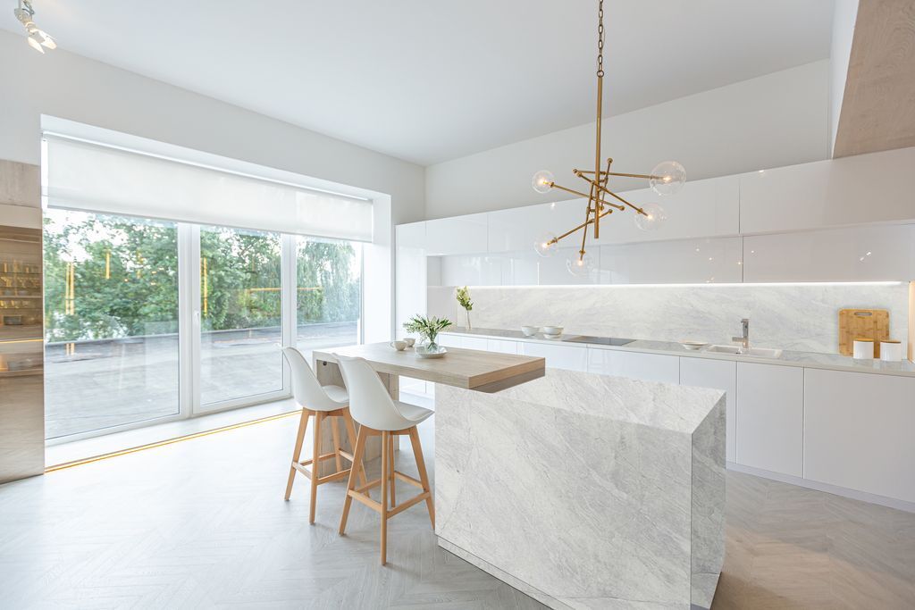 Ambiente com quiety luxury com claros e decoração minimalista