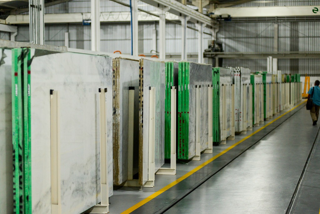 Pedras brasileiras selecionadas para exportação: beleza única, resistência e alto padrão.