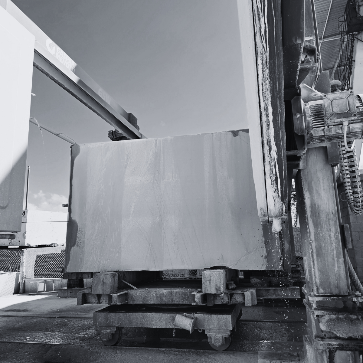 Pedras brasileiras selecionadas para exportação: beleza única, resistência e alto padrão.